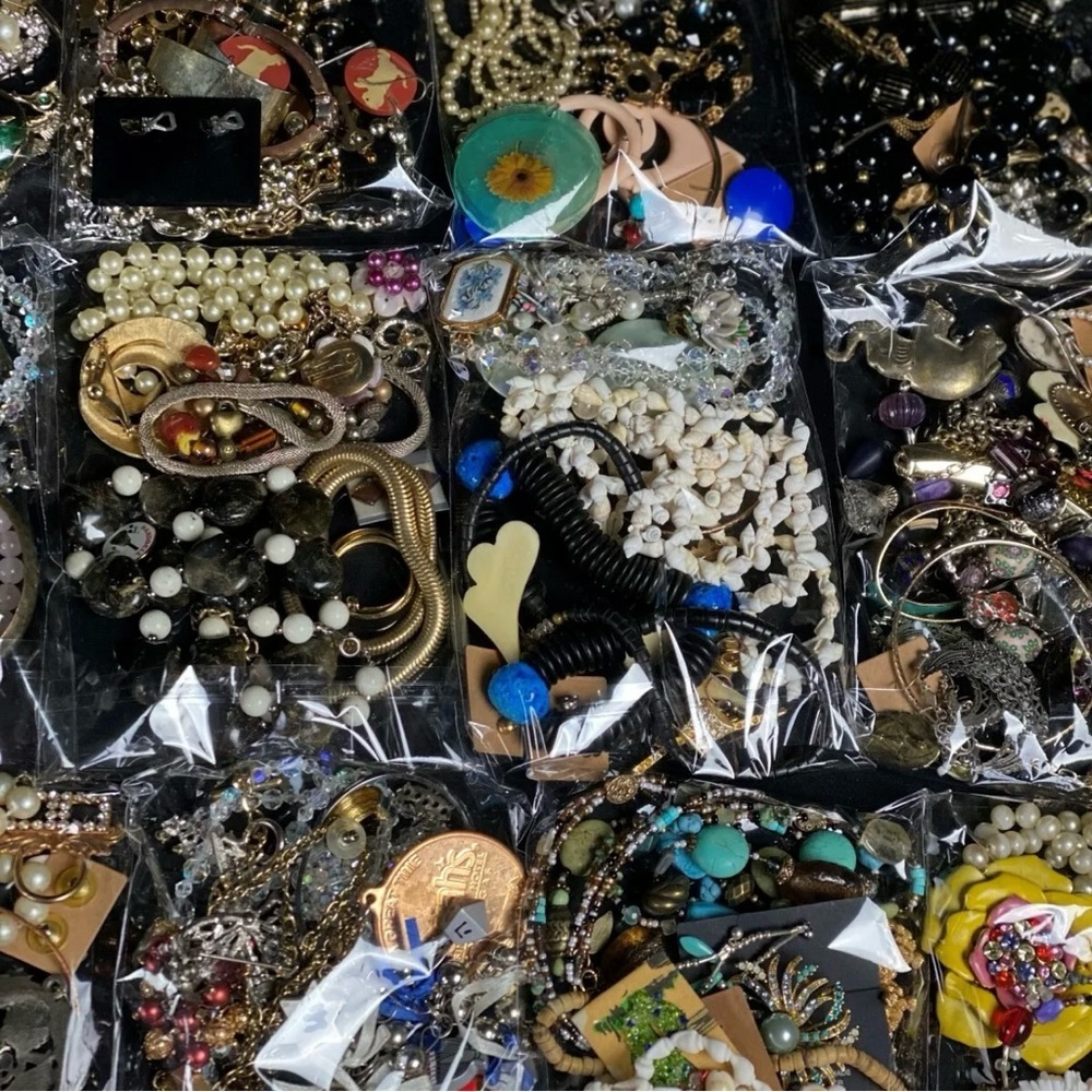2 LB UNSEARCHED UNTESTED COSTUME JEWELRY LOT~ junk wear craft repair - Picture 3 of 4